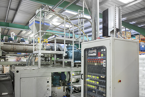 ABB同步磁阻电机与变频器套装在塑料瓶制造厂商应用大幅增加产量，并降低能源使用
